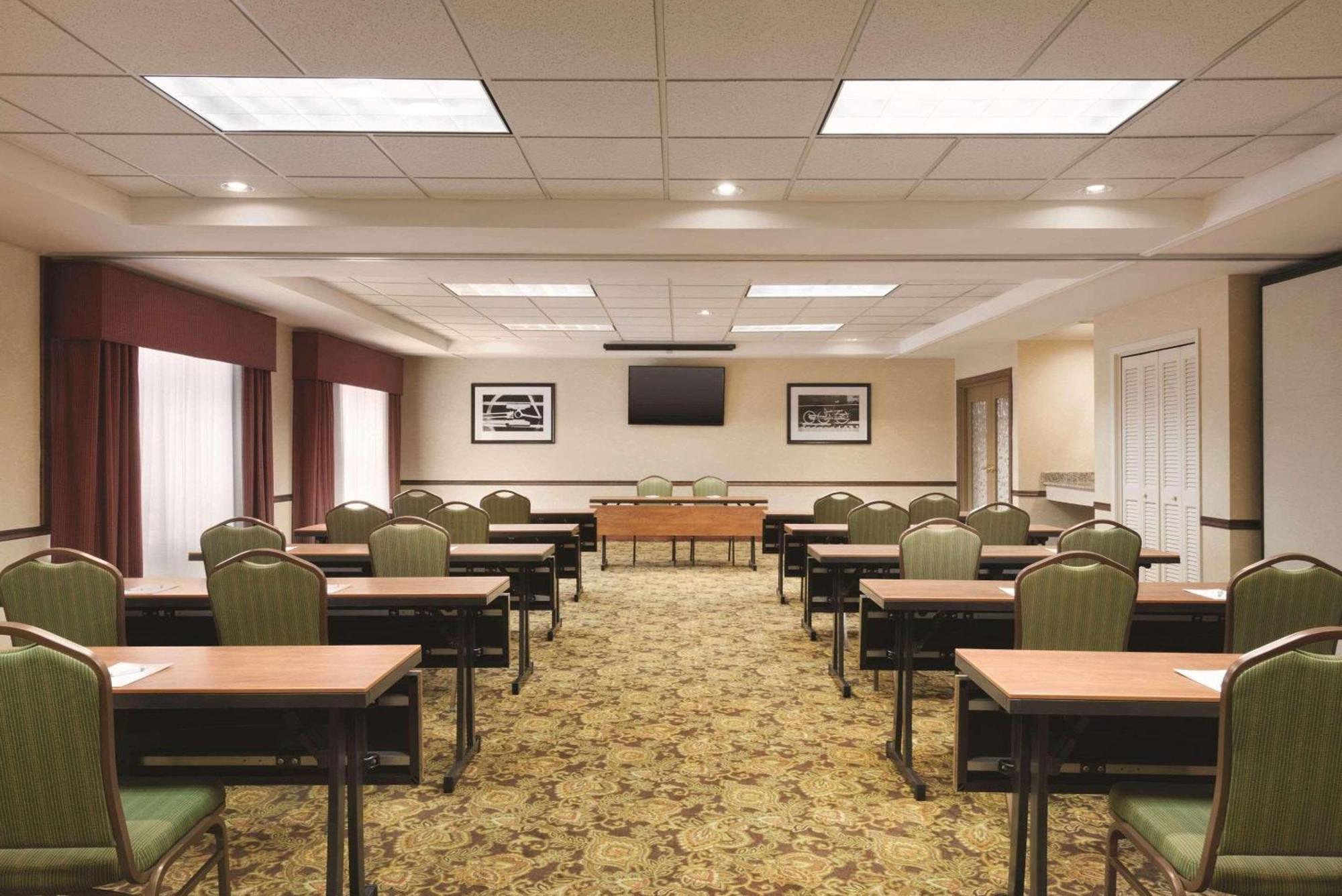 Country Inn & Suites By Radisson, Des Moines West, Ia Clive Ngoại thất bức ảnh